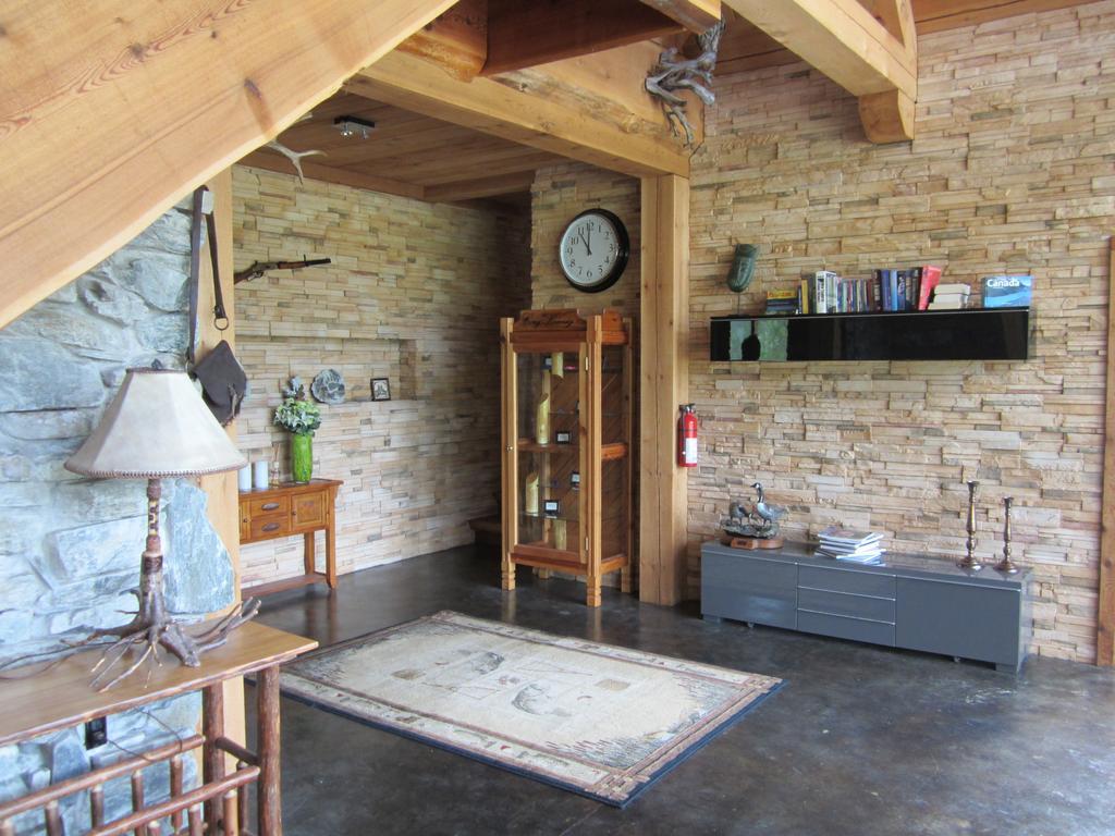 Ldr Lodge - Last Dollar Ranch Smithers Room photo
